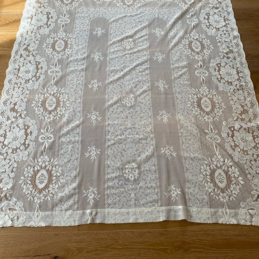 Elegant Lace Curtain or Tablecloth - Picture 6 of 7